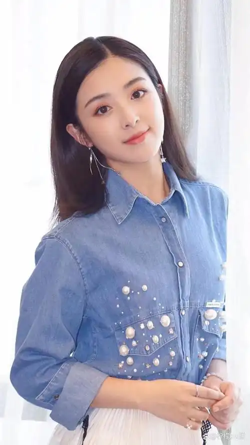 她的代表作品包括《我很张含韵》,《青春无敌》,《我不是复制品》等.