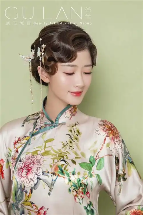 波纹刘海搭配气质盘发清新花鸟旗袍造型