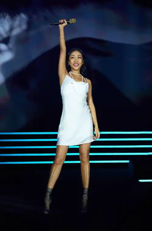 吉克隽逸吊带白裙性感现身网友换造型师了