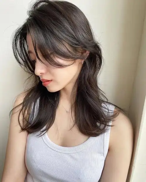 头发细软 可以尝试厚重层次 大纹理 锁骨发 发型#中长发发型  #上海