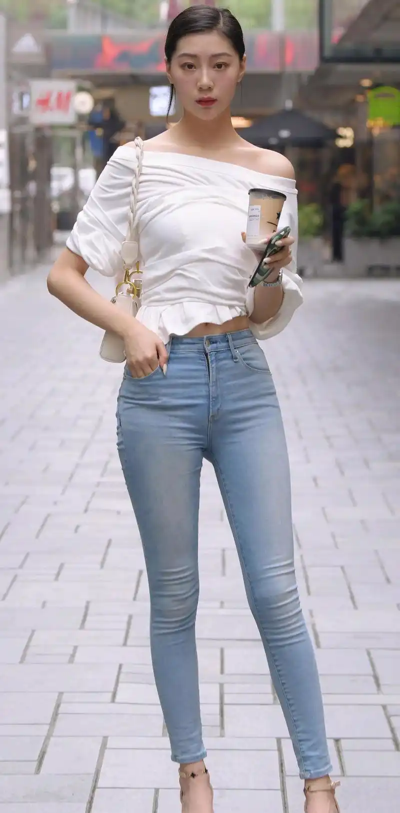 街拍大长腿牛仔裤美女图片