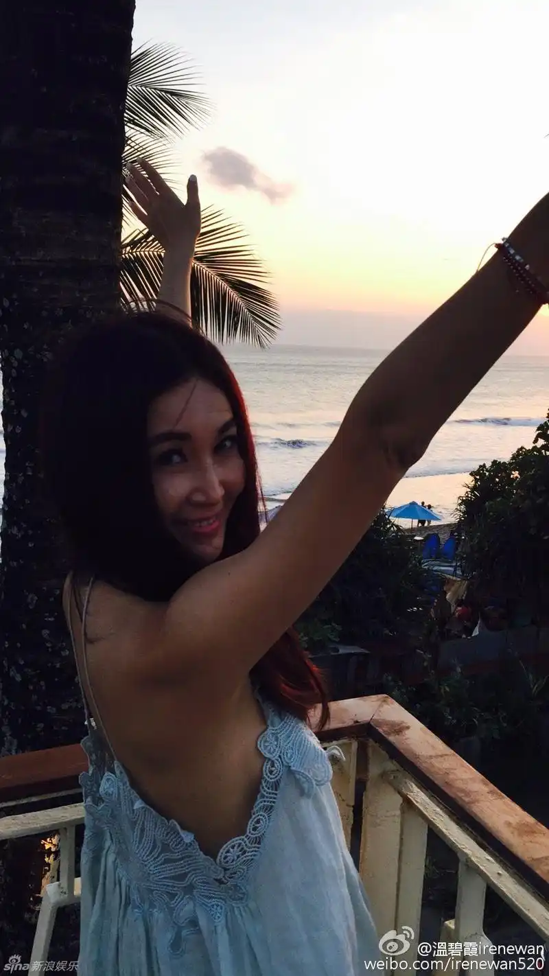 组图温碧霞吊带裙秀美腿迷人依偎老公秀恩爱