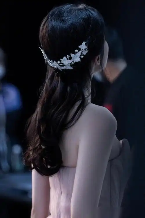 刘亦菲的身材终于让网友闭嘴了回国后首营业头戴千万皇冠真壕