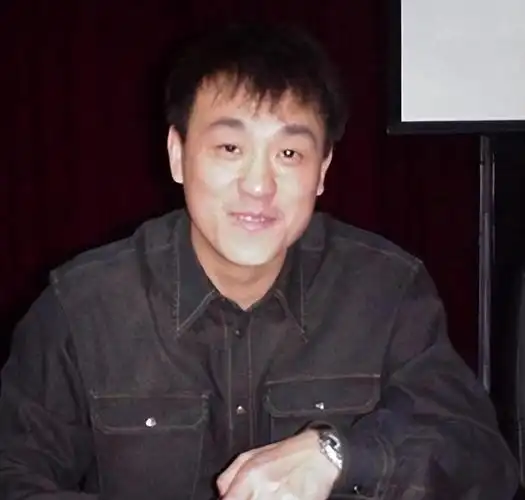 但老师愿意培养何冰,他是个好苗子,何冰各方面条件都不错,年轻的时候