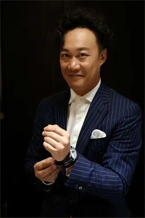 看到陈奕迅被缝30多针亮相,我才终于明白,他的人生有这么夸张!