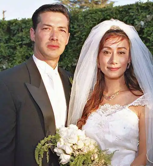 钟楚红,退休后的她,恬淡如白玫瑰_朱家鼎_香港_丈夫