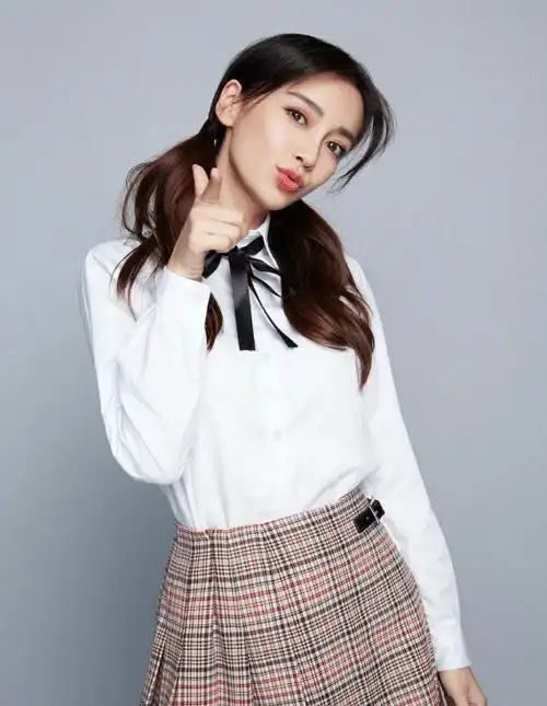 baby学妹风证件照,看到她露牙齿的笑容,还不如不