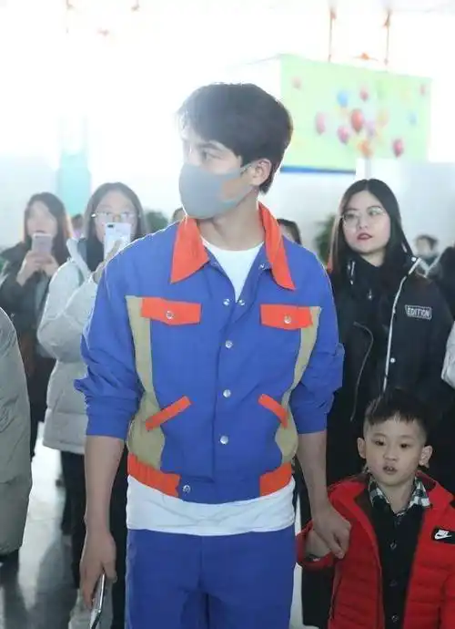 马天宇一身工装帅气现身机场,牵手小外甥画面超甜,这舅舅够有爱_款式