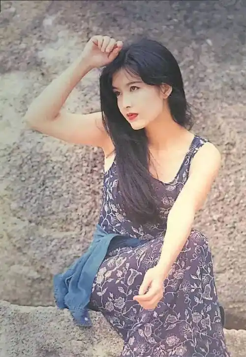 被日媒选为"最受欢迎香港女歌手"被封为"玉女掌门人"深得男女观众喜爱