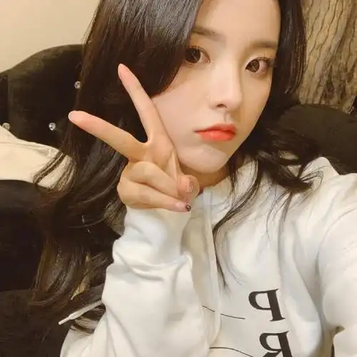 杨超越绿洲自拍变奶凶"小猫" 嘟嘴比耶宅家也精致