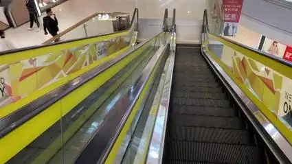 商场的自动扶梯护栏玻璃