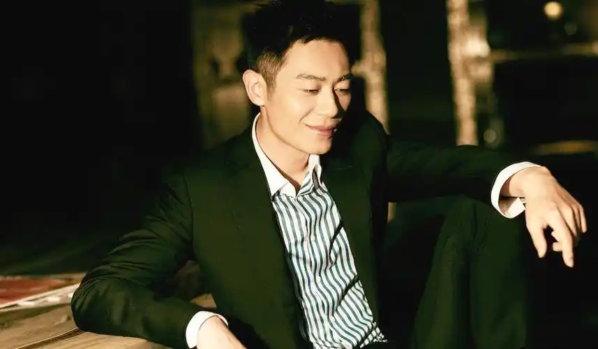 朱亚文晒自己的写真,风格不一般啊,大家怎么看这位老司机!