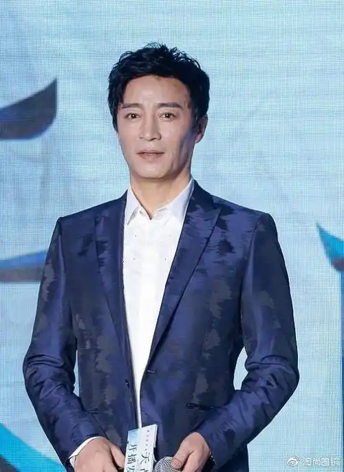 知名演员何中华低调拍戏,仅住百元酒店,多年来被误认为是港星