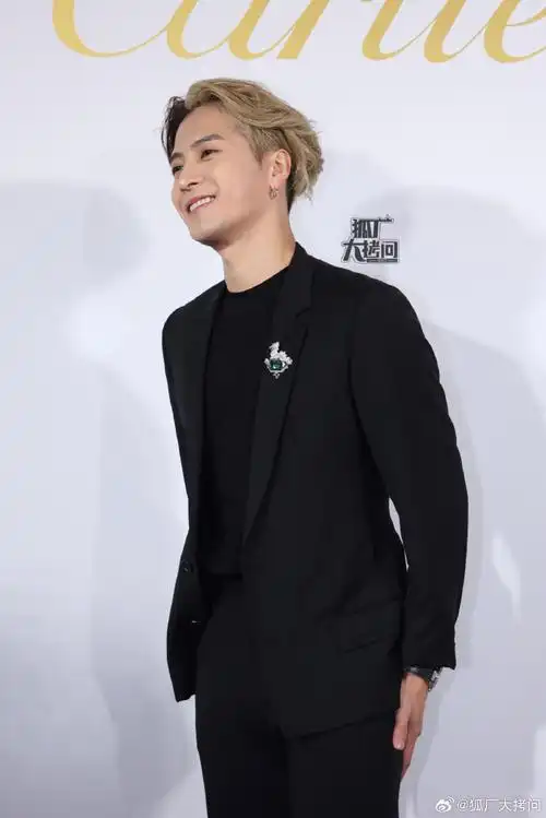 王嘉尔贵公子全黑西装