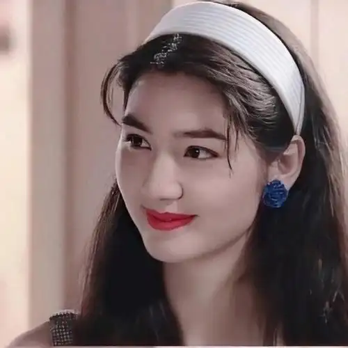 洪欣年轻的时候非常漂亮,而且还特别有名气,她是香港tvb的当家花旦.