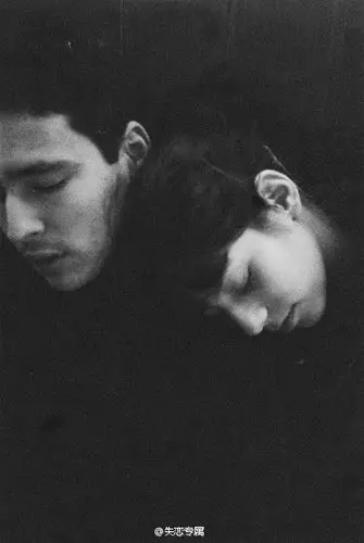 一组唯美的黑白情侣照