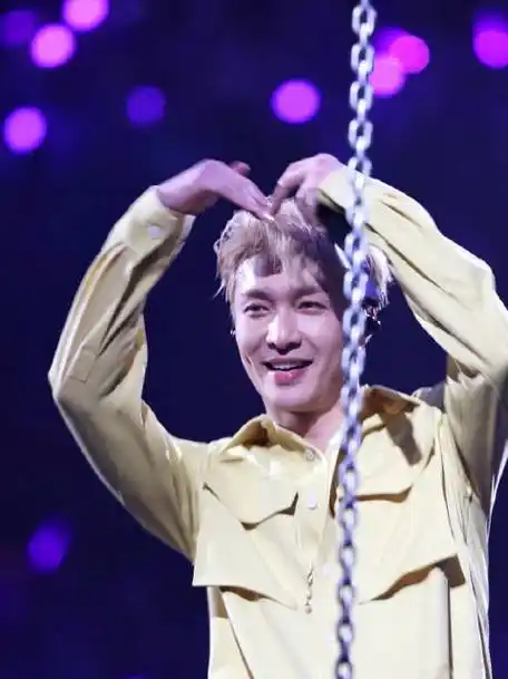 比心逗笑的大可爱好希望你能一直一直这么快乐这么开心@张艺兴yxsluna