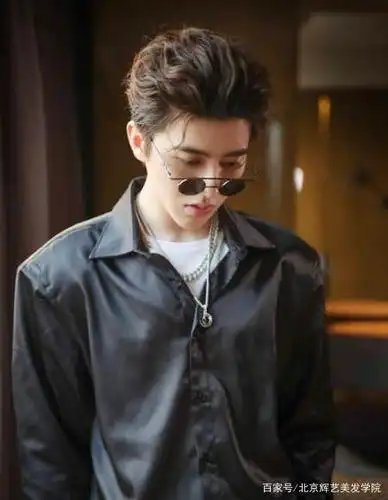 在男士发型中,除了寸头,难以驾驭的大背头也是检验帅哥的标准之一,大