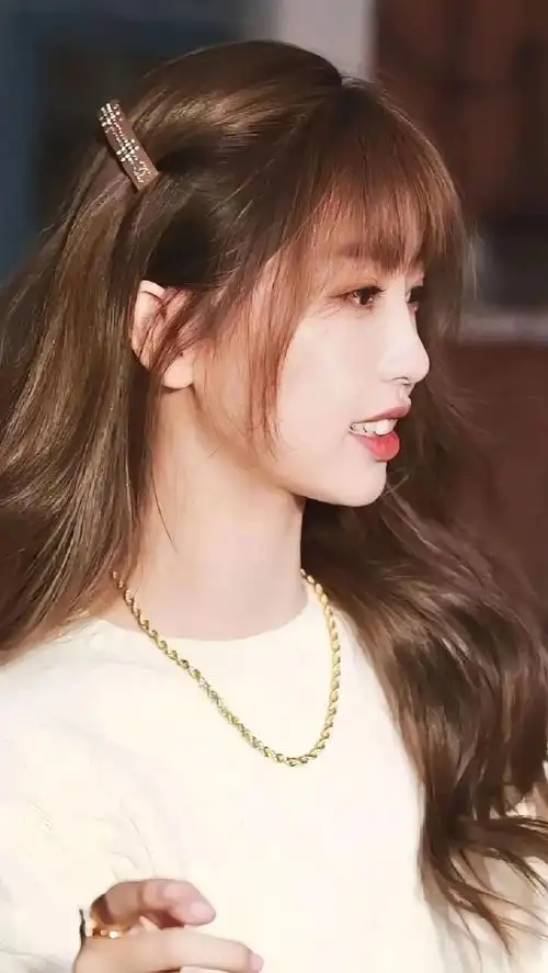 虞书欣染金发的样子真好看,像芭比娃娃一样