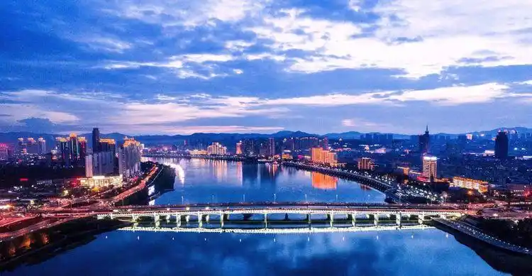 清朝康熙20年,康熙东巡到船厂,入城前,站在城西的岭上,看到吉林市全景