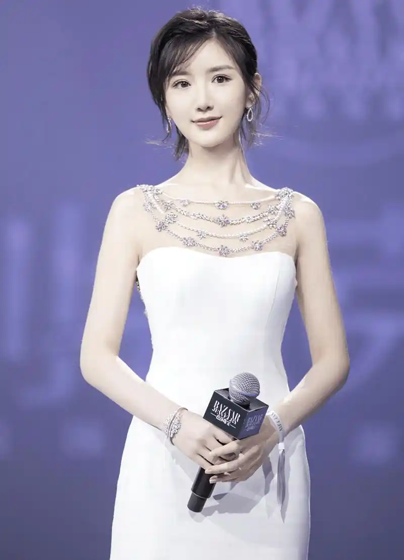 毛晓彤与唐艺昕同穿小白裙,网友:都要步入30的人看着就像18岁!