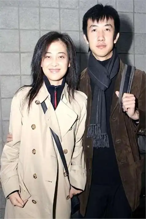 梅婷养他6年,李小冉为他堕胎2次,他却转身娶了小15岁的女子