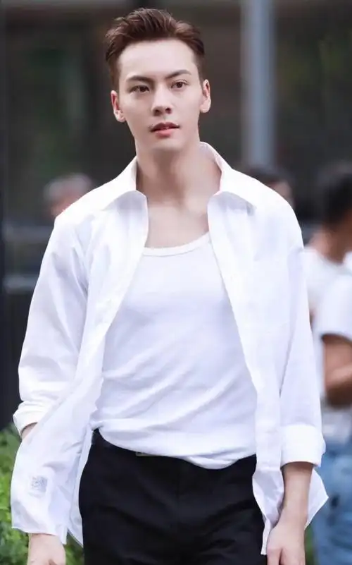 陈伟霆出席活动,穿白色西装配黑色修身裤,笑容灿烂帅气又迷人