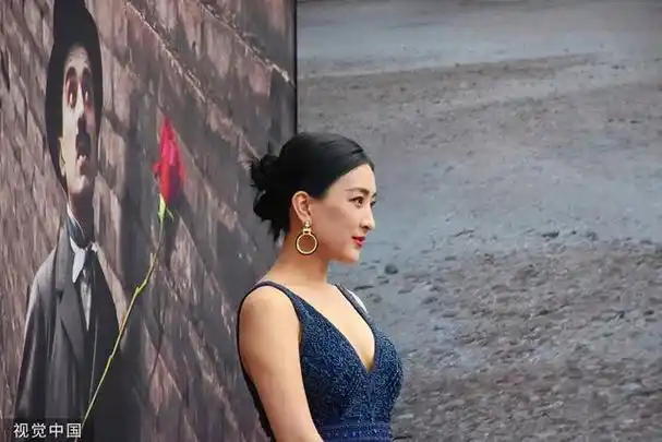 42岁马苏出席影展开幕式,身穿蓝色深v连衣裙,身姿婀娜韵味十足