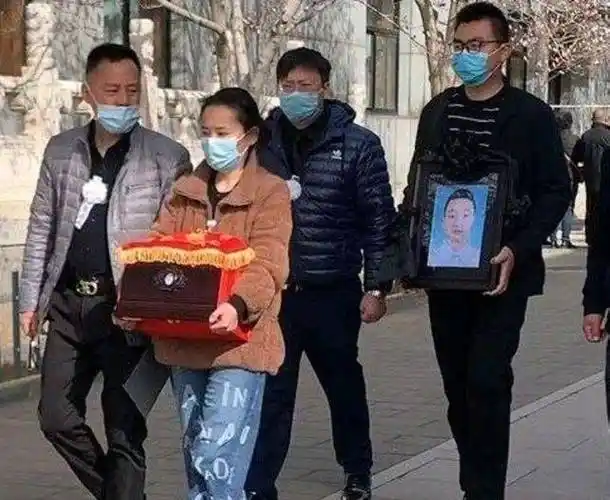 6元的红包去捧遗像,你们都误会郭威了