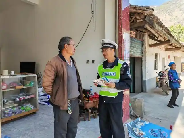 12月12日,巧家县公安局交通警察大队教导员王荣斌带领大队执法小分队