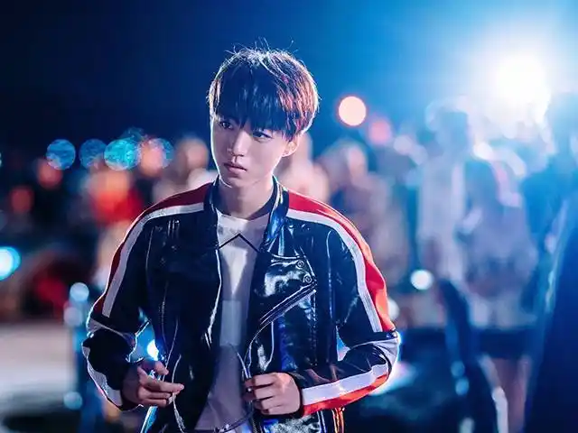 王俊凯王俊凯最近在和周杰伦一起主演的电影《叱咤风云》里有穿皮衣的