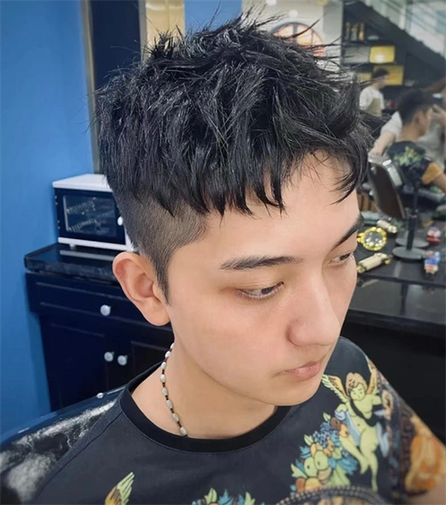 钢夹烫碎盖头发型,后脖子的头发渐层剪裁,整个头型轮廓