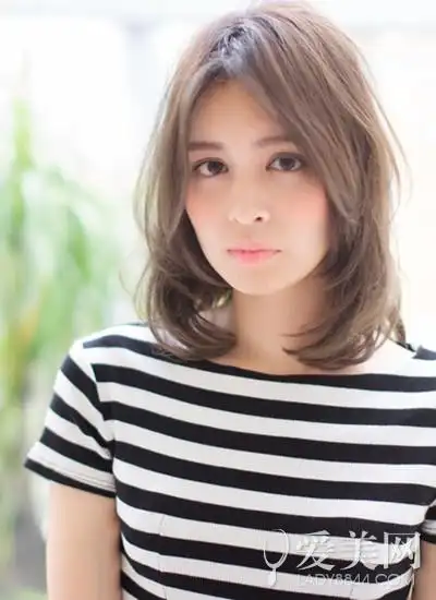 入秋女生烫发 微卷发瞬间提升气质