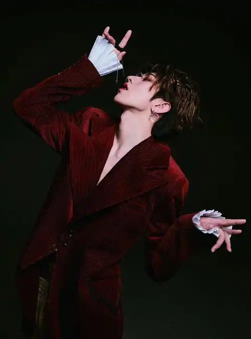 仰头喉结鲨,是你心中的完美视角嘛|喉结|视角|蔡徐坤_新浪新闻