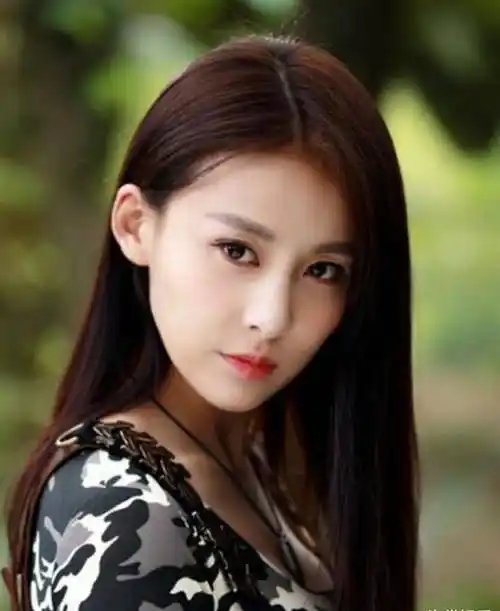 过气演员想火想疯还是愚昧无知,贾青马路上拍照被交警批评,删文道歉