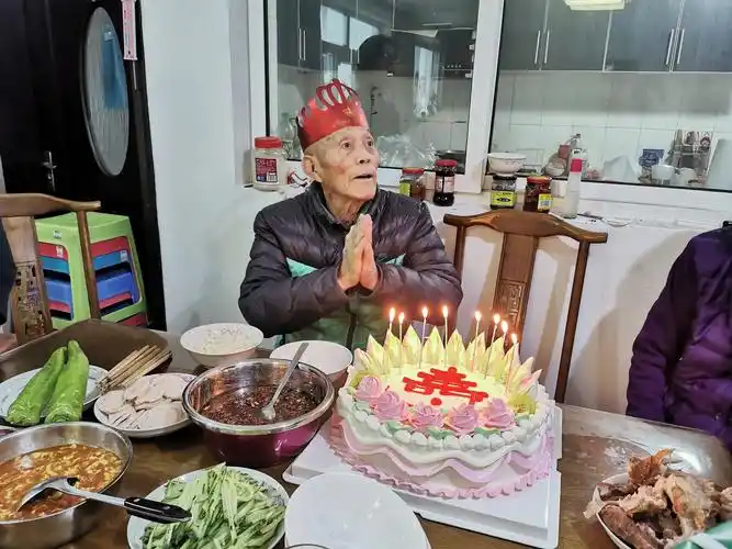 昌平区小汤山中学为退休教师周继昌老人庆祝八十周岁生日