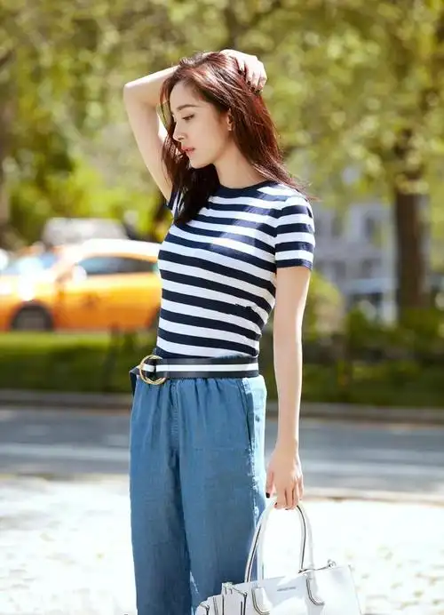 街拍|杨幂告诉你夏天只要一件t恤,就能穿出夏季好气质