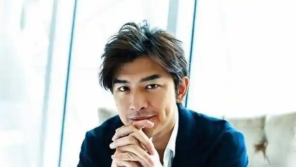 真正的大叔来了,姜文的爆红不就是留胡子以后嘛,年轻的姜文脸很干净