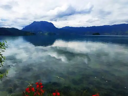 晨曦中的泸沽湖,云遮雾绕 久违的那份恬静,心如止水