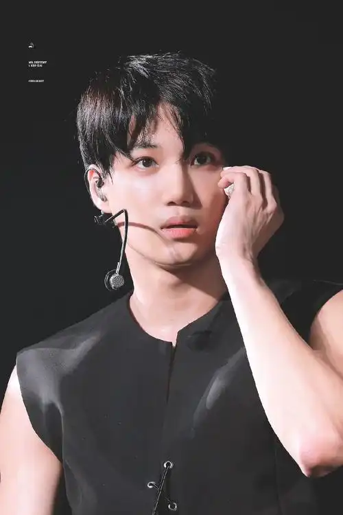 演唱会上可爱的呆萌金钟仁,简直就是小熊本熊了吧