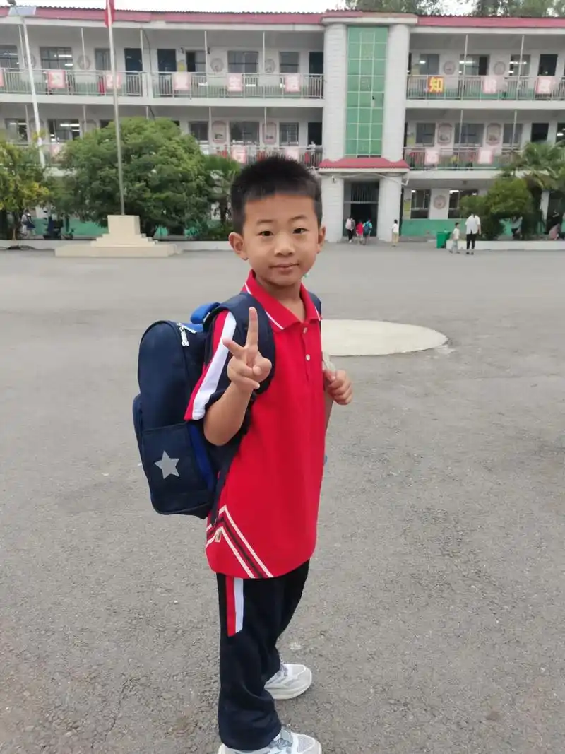 第一次穿上一年级的校服,有了小学生的模样啦,穿上校服