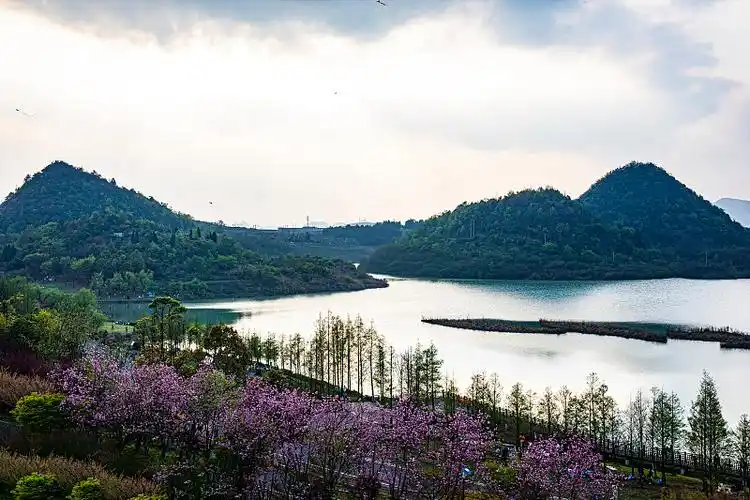 中国贵州贵阳市贵安新区月亮湖公园风光图片下载