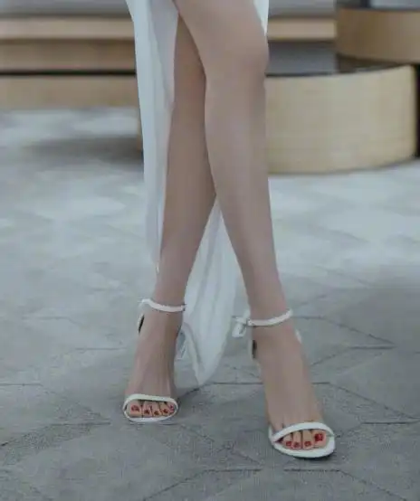 杨幂最新活动造型,穿白色露腰开叉裙,美成漫画女神