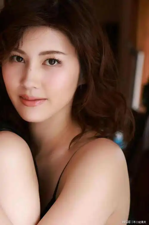 岛国片中的绝品姐姐知性成熟的熟女美感出道便是热榜第一