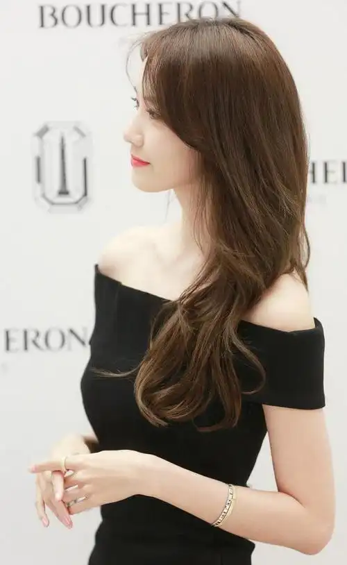 韩国女神林允儿花一般的纯净面孔不愧为少女时代的门面