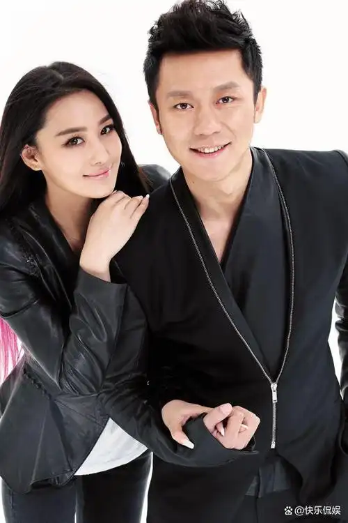 张馨予521秀恩爱,与老公约会穿短裙秀美腿,一身水手服似学生妹