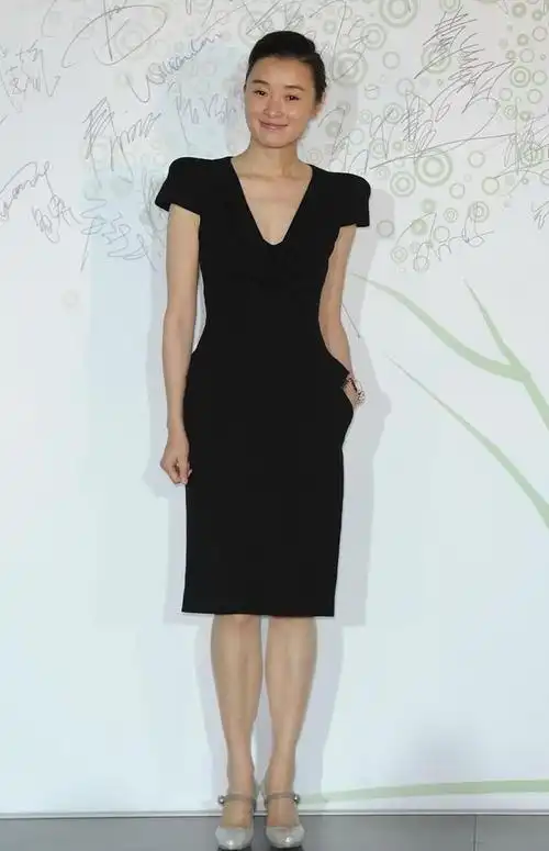 吴越的优雅感藏不住,穿裸色薄纱裙秀身材,齐耳短发也不违和