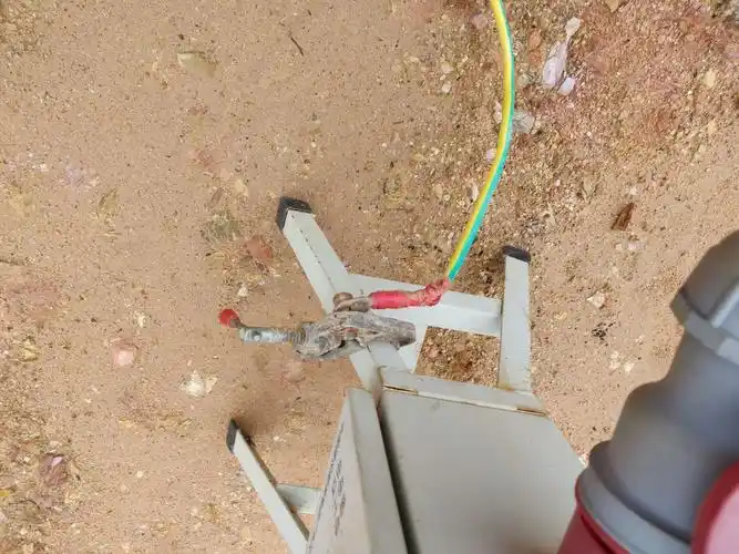 6.三级配电箱接地不规范