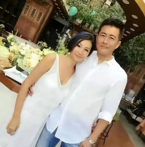 江珊前夫高曙光和小16岁娇妻秀恩爱,一个英俊帅气,一个打扮显老,差距