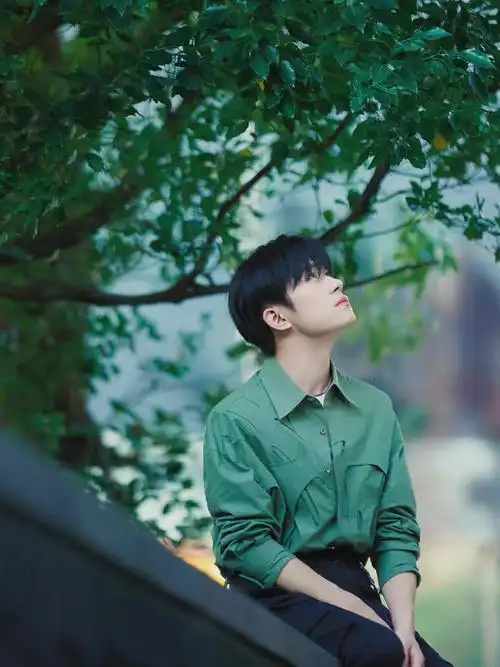 易烊千玺这组写真好春天